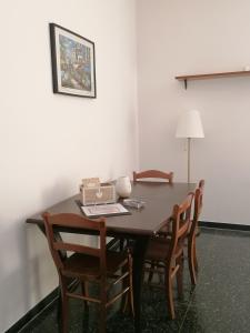 d'une table avec des chaises et d'un téléphone. dans l'établissement La casa di Rossella - Genova, Quarto mare, à Gênes