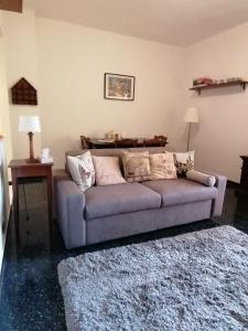 - un salon avec un canapé et une table dans l'établissement La casa di Rossella - Genova, Quarto mare, à Gênes
