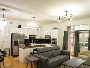 a living room with a couch and a kitchen at Gallery Guest in Fayetteville