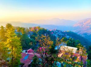 uma vista para uma aldeia nas montanhas em Boho Stays near mall em Shimla