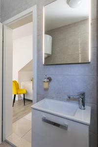uma casa de banho com um lavatório e um espelho em Stephanie green island apartments em Šipanska Luka