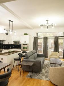 a living room with a couch and a kitchen at Gallery Guest in Fayetteville