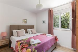 a bedroom with a bed and a window at Stephanie green island apartments in Šipanska Luka