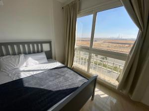 Postel nebo postele na pokoji v ubytování Madinaty Skyscraper View Home