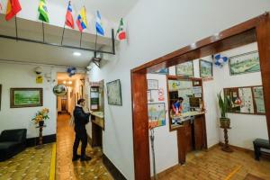 Un uomo in piedi al bancone di un ristorante di Residencial San Felipe a Lima