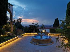 una fuente en medio de un patio en Suite linda vista, en San Miguel de Allende