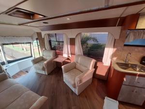 a room with chairs and a sink in a bus at departamento sobre ruedas in Posadas