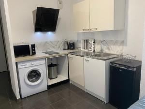Kuchyňa alebo kuchynka v ubytovaní GK2night, appartement avec parking sous sol gratuit + 8 fotografií