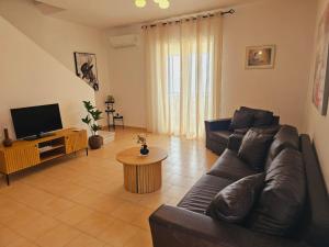 Televízia a/alebo spoločenská miestnosť v ubytovaní Corfu Glyfada Menigos Resort 59