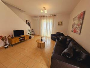 Televízia a/alebo spoločenská miestnosť v ubytovaní Corfu Glyfada Menigos Resort 59