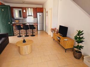 Kuchyňa alebo kuchynka v ubytovaní Corfu Glyfada Menigos Resort 59