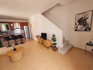 Televízia a/alebo spoločenská miestnosť v ubytovaní Corfu Glyfada Menigos Resort 59