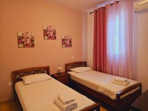 Posteľ alebo postele v izbe v ubytovaní Corfu Glyfada Menigos Resort 59