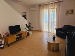 Televízia a/alebo spoločenská miestnosť v ubytovaní Corfu Glyfada Menigos Resort 59