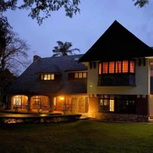 una grande casa con le luci accese di notte di Eagle Wind Manor a Hillcrest