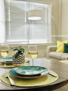 Et opholdsområde på Charming Jax Apt for 4 with free parking