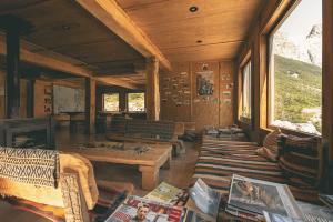 sala de estar con sofá y mesa en Puesto Cagliero - Refugio de montaña en El Chaltén