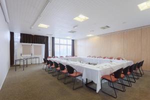 a large meeting room with a long table and chairs at Hôtel Villa Bellagio Blois by Popinns in La Chaussée-Saint-Victor