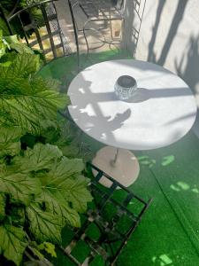 een uitzicht op een tafel met een vaas erop bij Les Lauriers Duplex centre ville avec jardin in Nyons