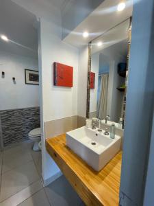 een badkamer met een witte wastafel en een toilet bij Departamento familiar in Coronel Suárez