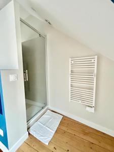 an empty room with a shower and a window at Les hirondelles de Deauville in Deauville