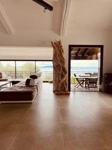 Villa prestige (voiture plage) في كاركيران: غرفة معيشة مع أريكة وإطلالة على المحيط