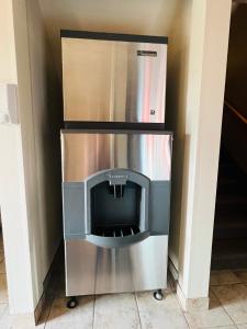 una estufa en una cocina al lado de un refrigerador en HAWARDEN HARVEST INN, en Hawarden