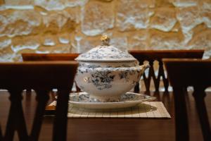 niebieski i biały dzbanek do herbaty na stole w obiekcie 'Notabile' - Private Townhouse in Mdina w mieście Mdina