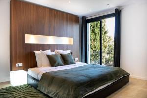 Villa prestige (voiture plage) في كاركيران: غرفة نوم بسرير كبير ونافذة كبيرة
