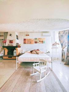 una camera con un letto e una sedia di O' Frechete! a Sulmona