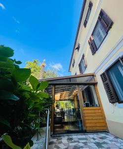 Villa Verde Piran, Authentic Mediterranean Stay في بيران: مدخل لمبنى فيه باب خشبي