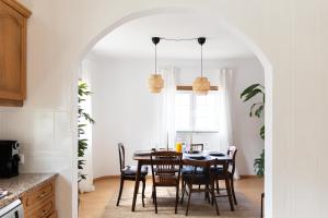 cocina y comedor con mesa y sillas en Johnny's Casa, en Vila do Bispo
