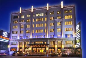 a large building with lights on top of it at Hotel Modern Puli in Puli