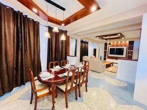 jadalnia ze stołem i krzesłami w obiekcie Urban Haven Rooms w Irindze