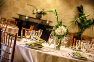 uma mesa com copos de vinho e um vaso de flores em Renaissance Walnut Creek Hotel em Walnut Creek