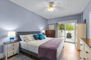 ein Schlafzimmer mit einem Bett und einem Deckenventilator in der Unterkunft Scuttlebutt Nautical Cottage in Beaufort