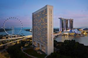 新加坡的住宿－The Ritz-Carlton, Millenia Singapore，一座高大的建筑,在城市里装有摩天轮