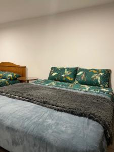 una camera da letto con un grande letto con lenzuola blu di Casa da Martha a Celorico da Beira