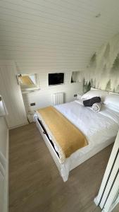 En eller flere senge i et værelse på Juniper Lodges