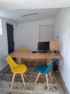 Pokój z drewnianym stołem i 2 krzesłami w obiekcie Bearsu Nature Almoxarife w mieście Horta