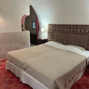 モサーヌ・レ・ザルピイユにあるMoulin des Calansのベッドルーム1室(大型ベッド1台付)