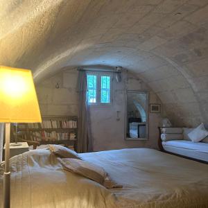 モサーヌ・レ・ザルピイユにあるMoulin des Calansのベッドルーム(大型ベッド1台、ランプ付)