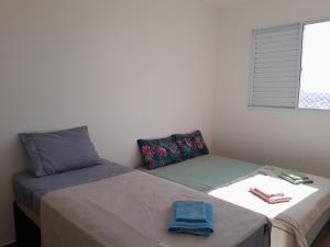 two beds sitting next to each other in a room at Apartamento do Remanso 2/4 in Hortolândia +15 photos