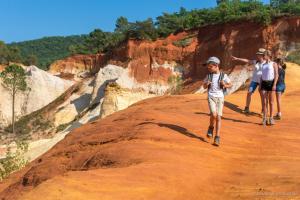 Un groupe de personnes marchant sur une formation rocheuse dans l'établissement Maison de village Sarrians, à Sarrians
