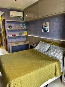 una camera con un letto verde di Ap com localização Privilegiada - Com Ar a Campina Grande