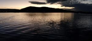 una masa de agua con una montaña en el fondo en Coila Titicaca lodge, en Puno 2 fotos más