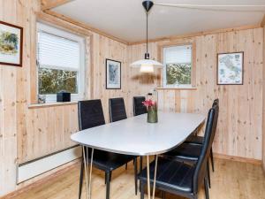 Vestervigにある6 person holiday home in Vestervigのダイニングルーム(白いテーブル、黒い椅子付)