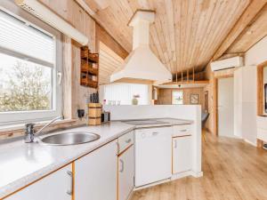 Kuchyň nebo kuchyňský kout v ubytování 6 person holiday home in Vestervig-By Traum + 17 fotografií