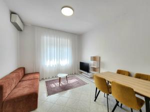 uma sala de estar com um sofá e uma mesa em Rustic City Center Vibes em Tirana