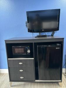 En tv och/eller ett underhållningssystem på The Monterey Fireplace Inn